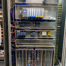 Wir automatisieren Ihre Produktionsprozesse. Maschinenautomation Geräte- und Anlagenbau Elektroinstallationen